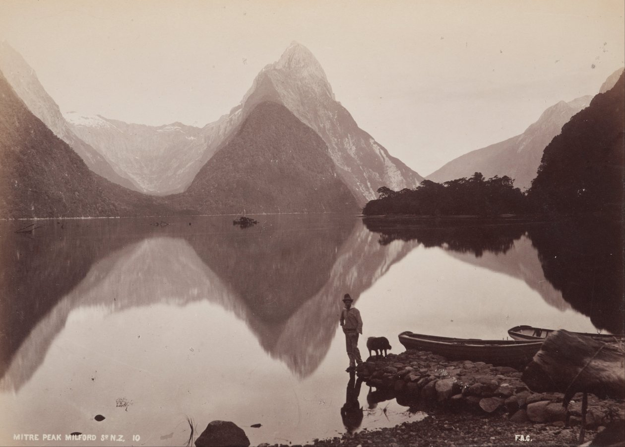 Mitre Peak, Milford Sound, NZ. Fra albumet- Australasian scenery av Frank Coxhead