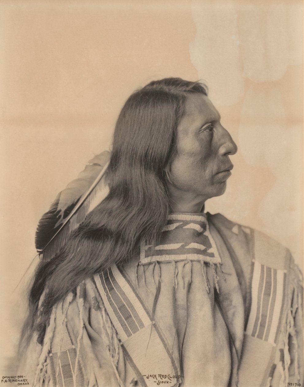 Portrett av Jack Red Cloud, en Sioux-indianer, sent på 1800-tallet. av Frank A. Rinehart