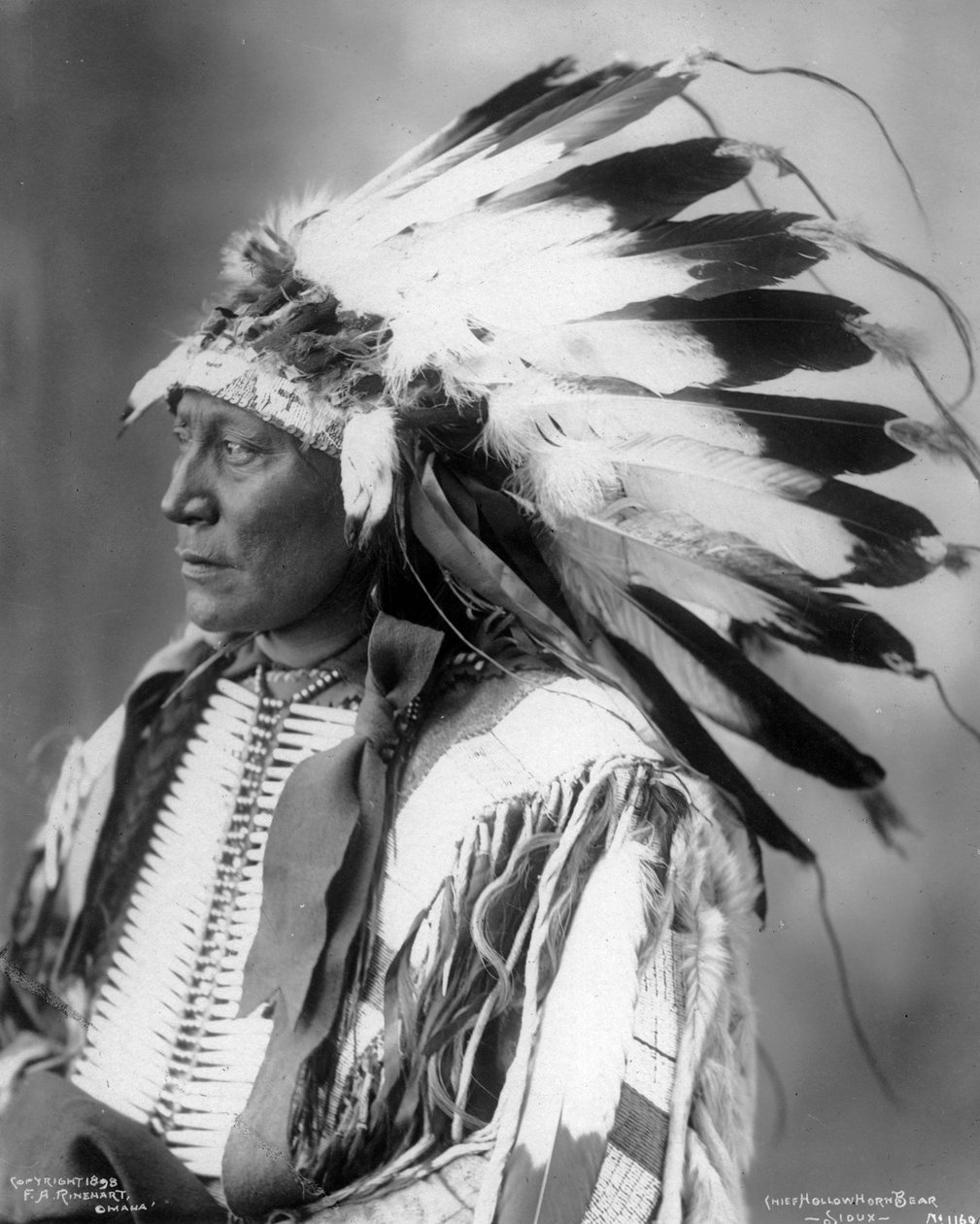 Chief Hollow Horn Bear, Sioux, 1898 av Frank Albert Rinehart