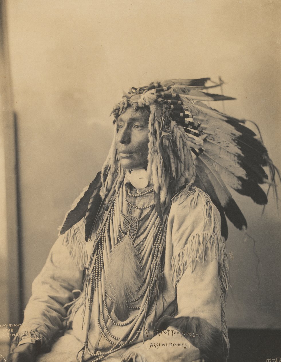 Kill Spotted Horse, Assiniboines, 1898 (platina palladium-trykk) av Frank Albert Rinehart