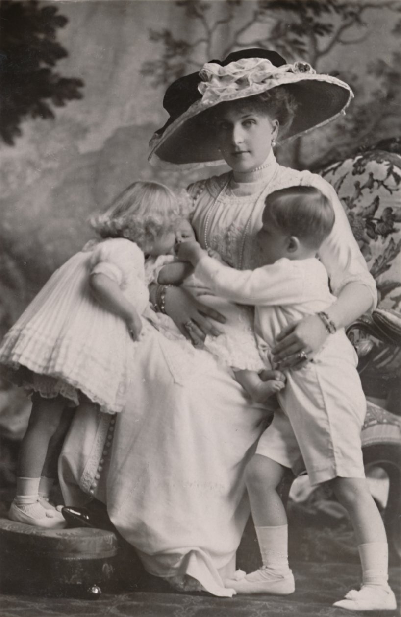 Dronning Victoria av Spania med prins Alfonso, prinsesse Maria Christina og prinsesse Beatrice, 1911. av Frank Arthur Swaine