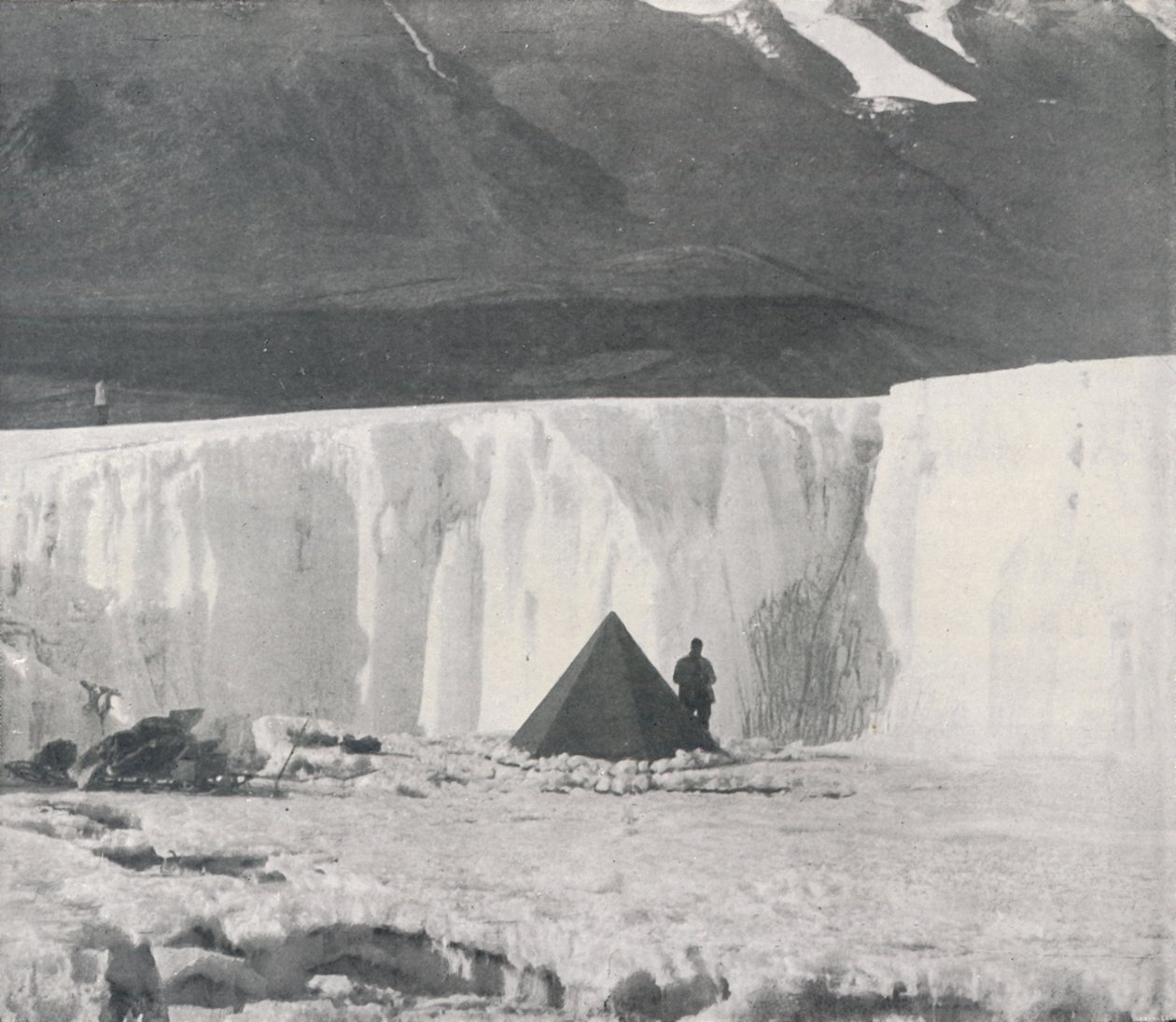 Alkoveleir i en Surface Gully of the Taylor Glacier, c1911, 1913 av Frank Debenham