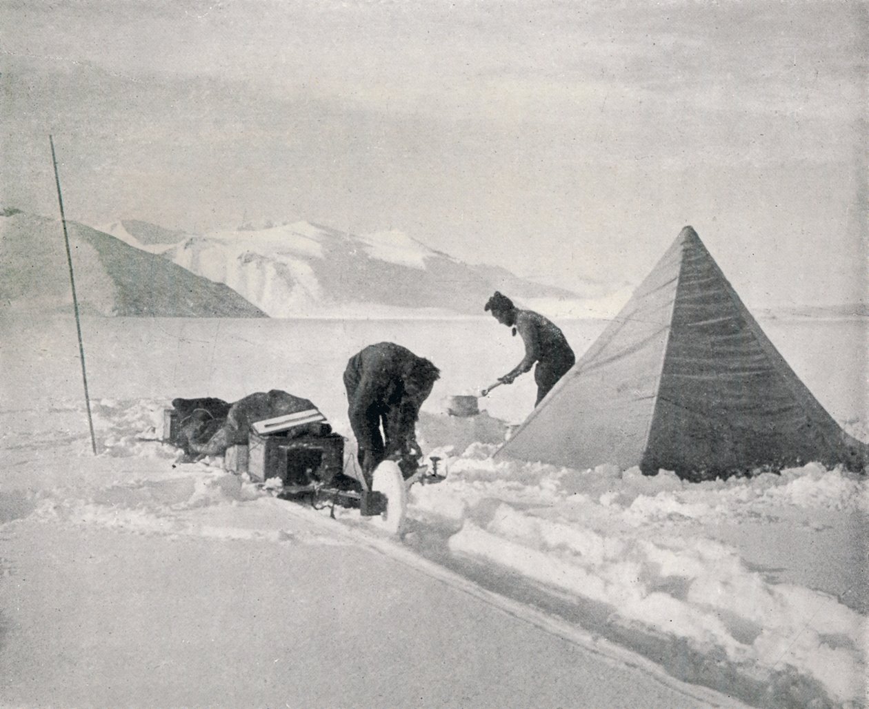 Tung aking i ny snø utenfor skuffelse, desember 1911, 1913 av Frank Debenham