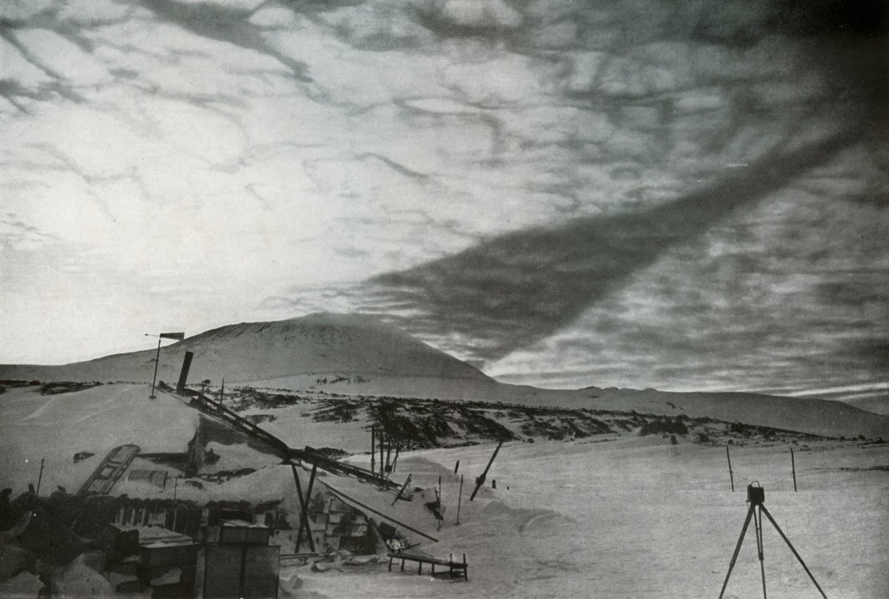 The Shadow of Mount Erebus on the Clouds, september 1911, 1913 av Frank Debenham