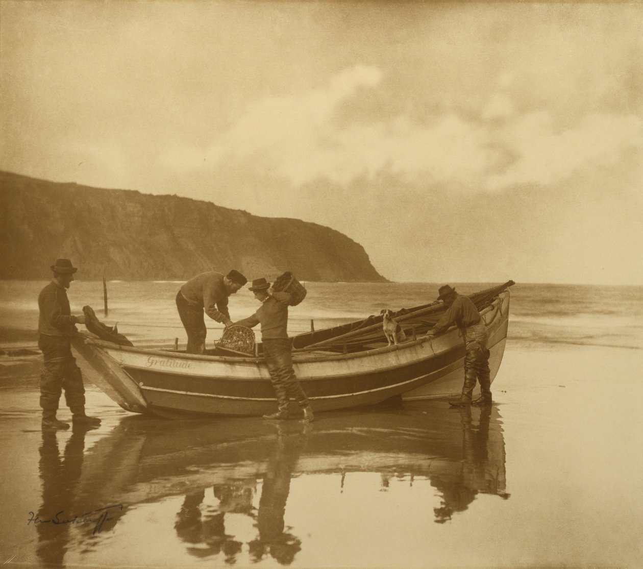 Beaching the Gratitude, ca. 1890-tallet (gelatinsølvtrykk med toning) av Frank Meadow Sutcliffe