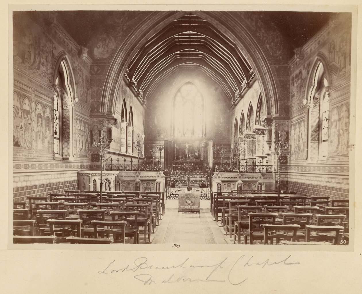 [Interiør i en kirke] av Frank Meadow Sutcliffe