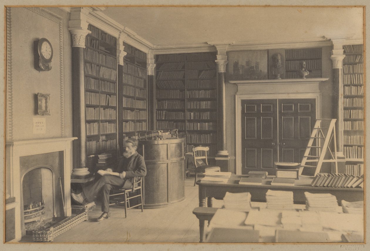 [Mann som leser i et bibliotek] av Frank Meadow Sutcliffe