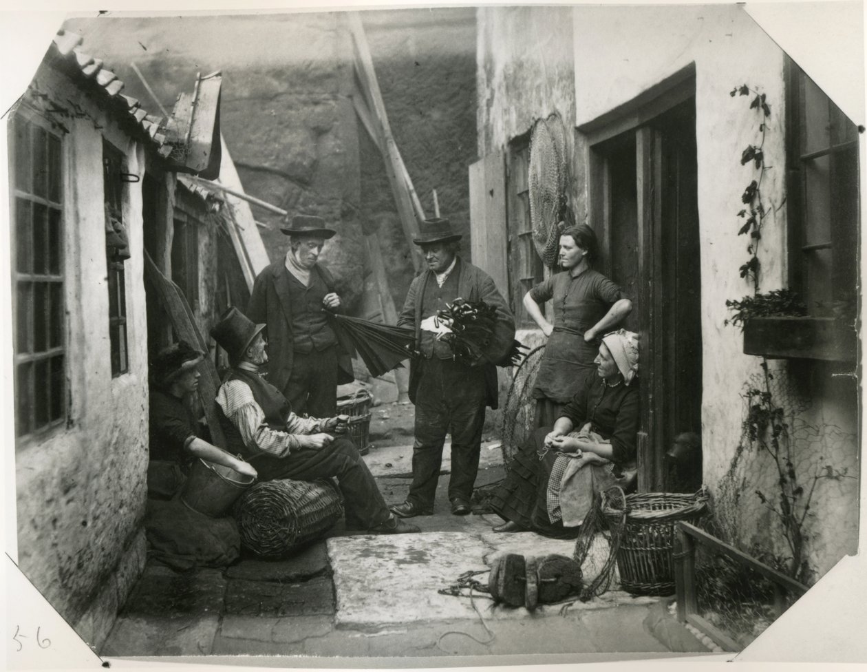 Whitby Fisher Folk, ca. 1885 (albumtrykk) av Frank Meadow Sutcliffe