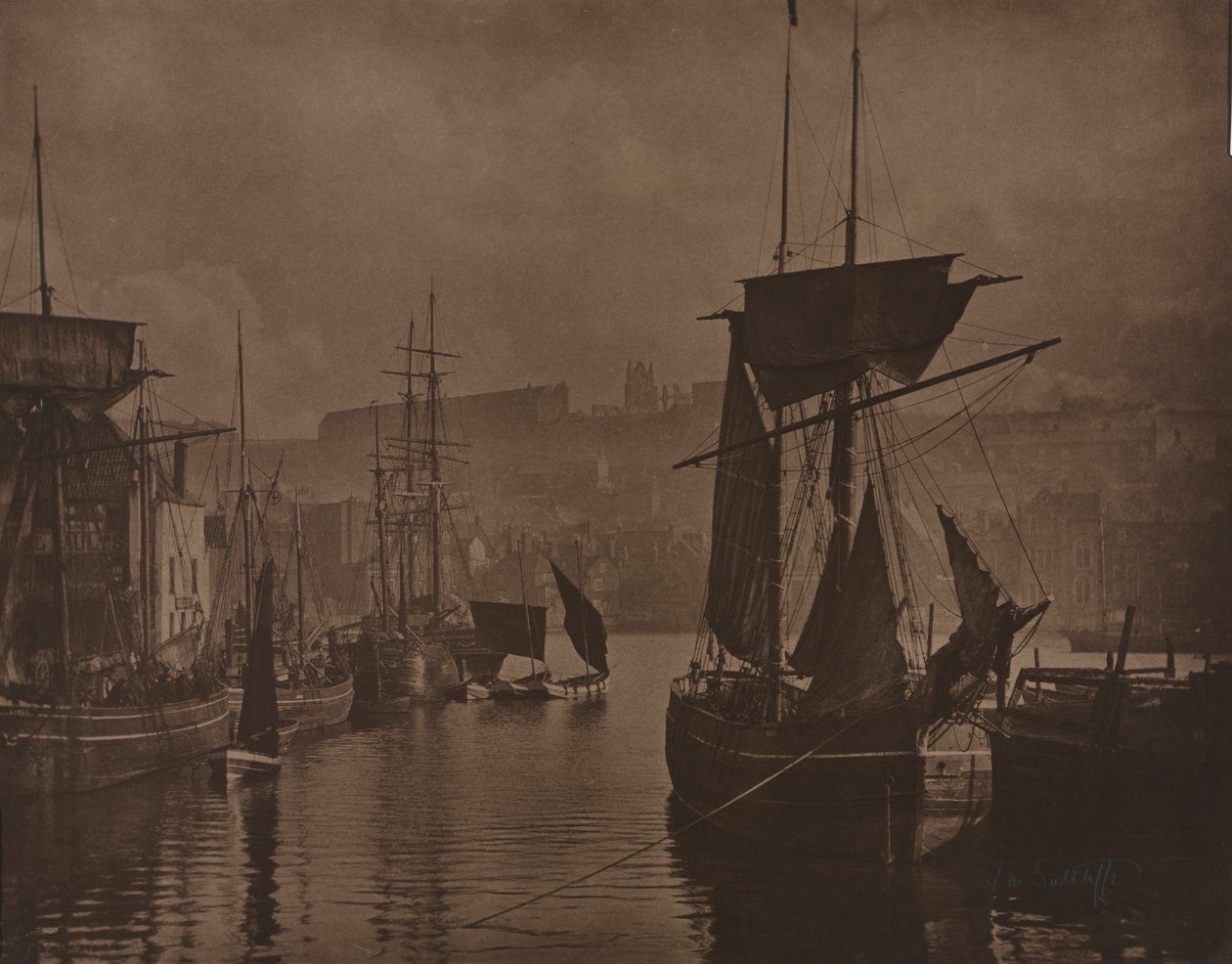 Whitby havn av Frank Meadow Sutcliffe