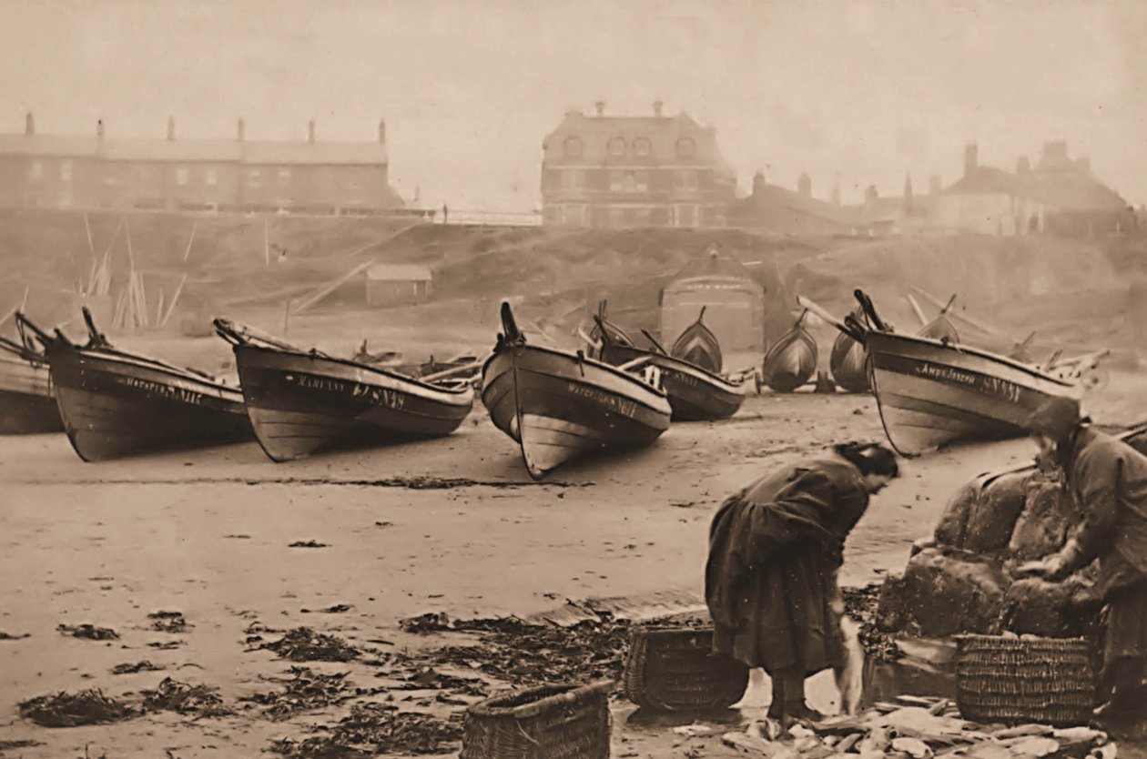 Kvinner laster fisk i kurver fra fiskebåtene, Whitby Harbor av Frank Meadow Sutcliffe