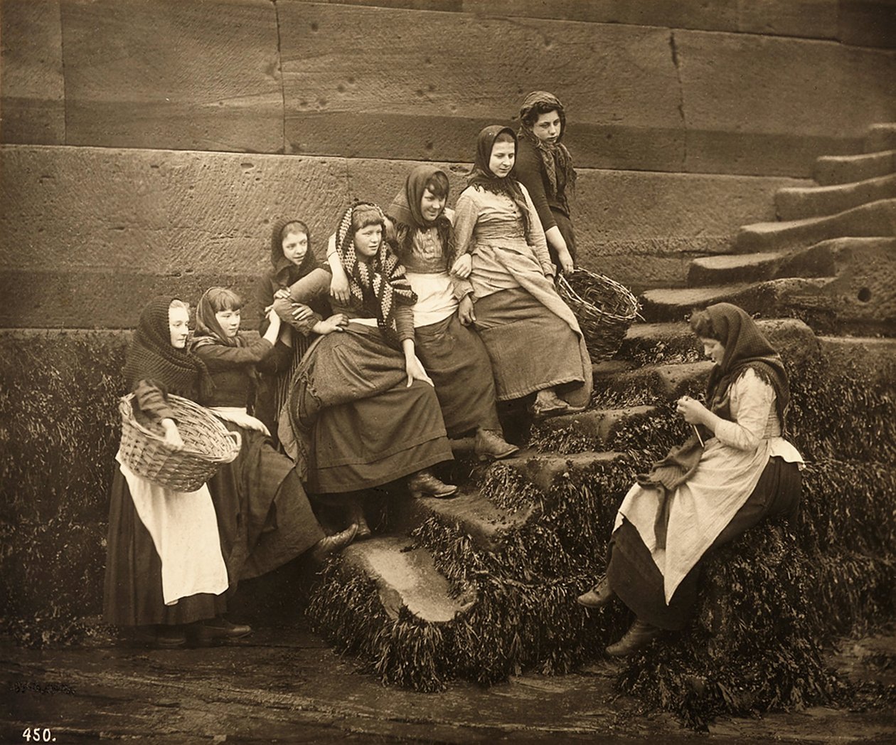 Kvinner som venter på dagenes fangst, Whitby Harbour, North Yorkshire, ca. 1899 av Frank Meadow Sutcliffe