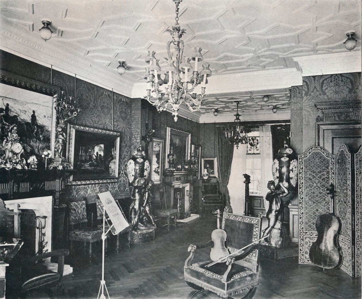 The Music-Room, Captain Harveys House, Hampstead, c1903 av Frank William Brookman