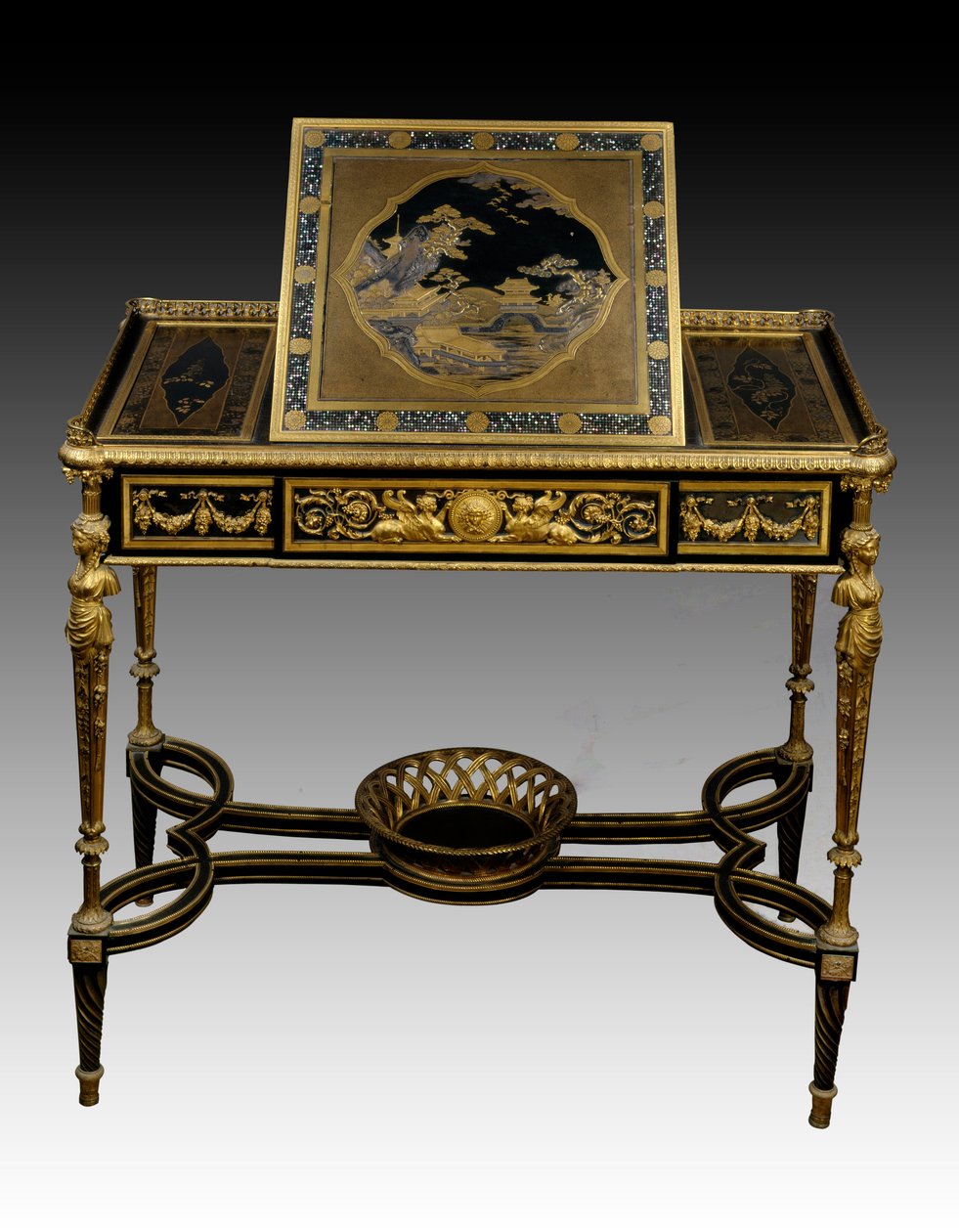 Skrivebord i lakkert tre av Francois Remond (1747-1812) (gullkvinne) og Adam Weisweiler (1744-1820) i tre og bronse fra kabinettet til dronning Marie Antoinette i Saint Cloud. 1784 Paris. Museet Louvre av François Rémond
