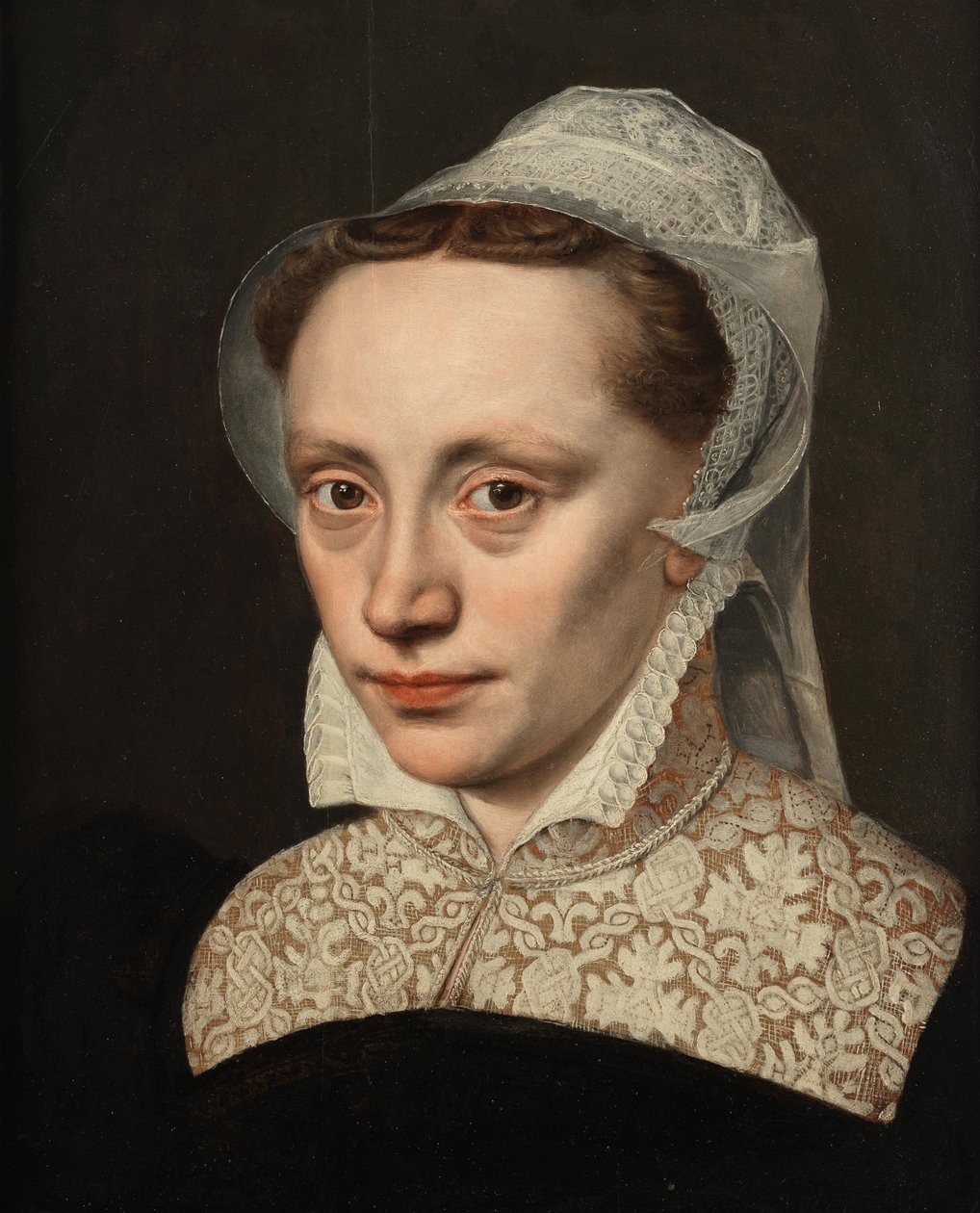 Portrett av en dame, bystelang, i svart kostyme med hvit blondekrage og hodeplagg av Frans Pourbus the Elder
