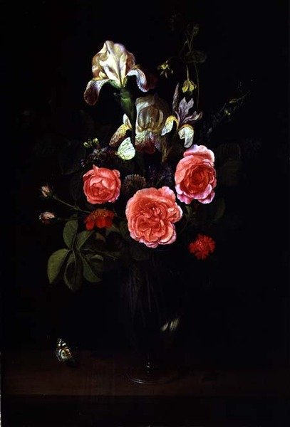 Blomster i en glassvase med en sommerfugl på en avsats av Frans Ykens