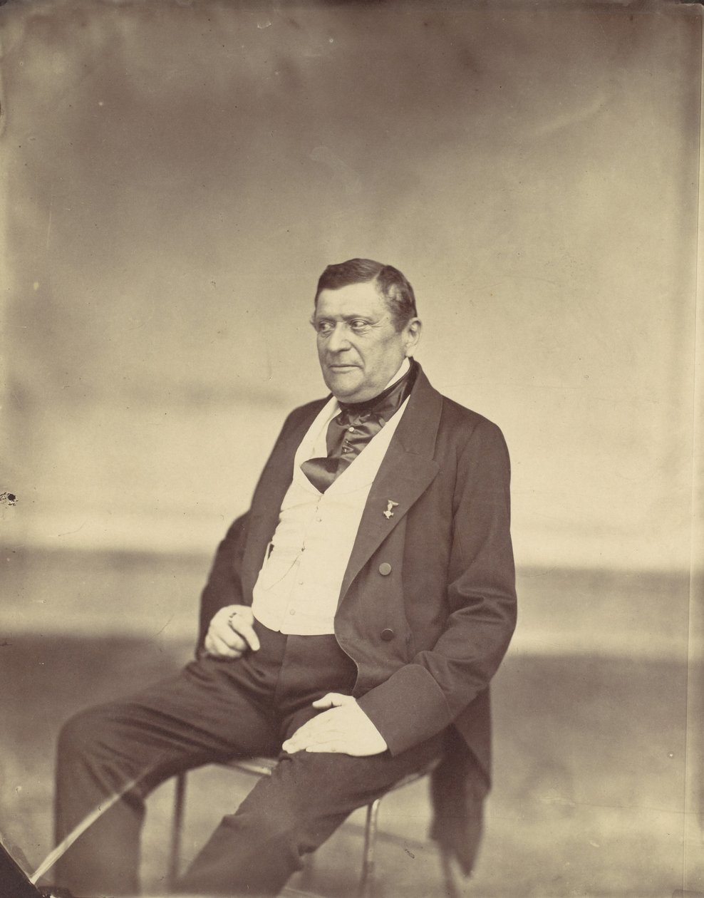 [Sittende mann i hvit vest og mørk frakk], 1850-60-tallet. av Franz Antoine