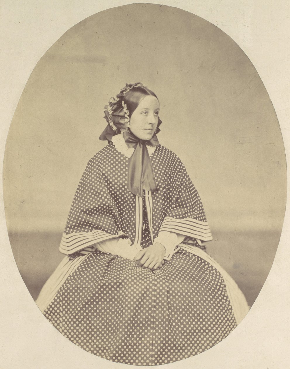[Ung kvinne i prikket kjole], 1850-60-tallet. av Franz Antoine