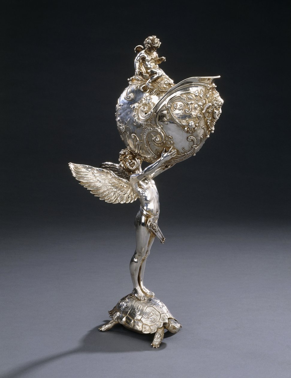 En W.M.F. elektrobelagt bronseskulpturell blomsterholder, designet av Franz von Stuck, modellert som en bevinget ungdom som står på en skilpadde og holder et nautilusskall, ca. 1906 av Franz von Stuck