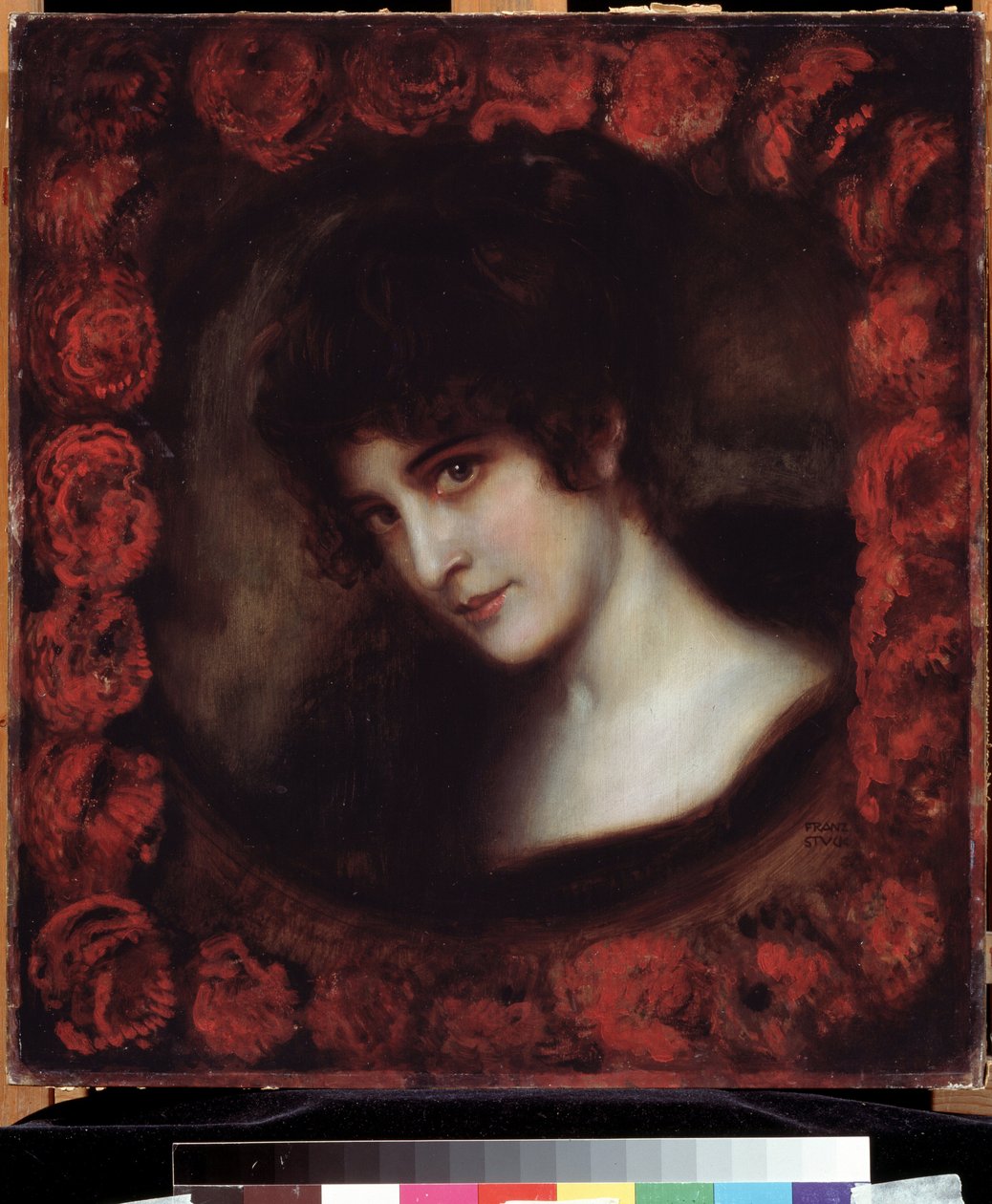 ""Portrait of a Woman"" (Portrait of a Woman) Ung mørkhåret kvinne med et ansikt innrammet av roser. Maleri av Franz Ritter von Stuck (1863-1928) Pushkin-museet på begynnelsen av 1900-tallet, Moskva av Franz von Stuck