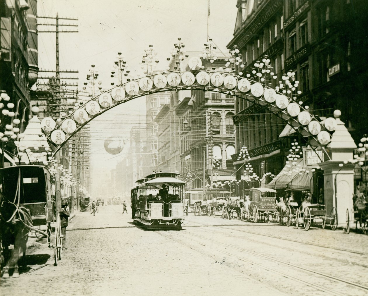 Broadway nord for Chestnut dekorert for høstfestivalene i 1892 av Fred Nedderhut of the St. Louis Globe Democrat