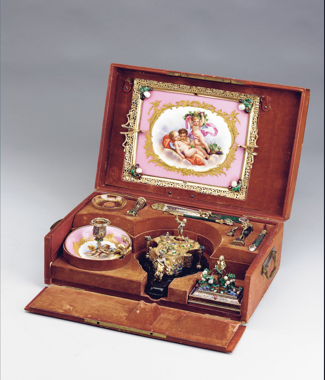 Napoleon III Case Necessarie de Bureau, ca. 1864-66 (emaljert sølv, forgylt sølv, blodstein, porselen i Sevres-stil og halvedelstener) (se også 1065856-9) av Frederic Jules and Wiese Jules  Rudolphi