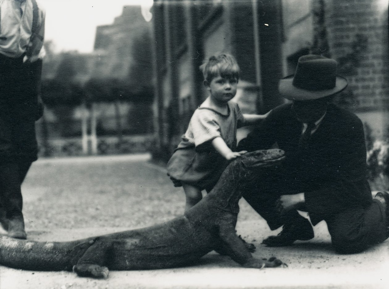 Gutt med en komodo-drage av Frederick William Bond
