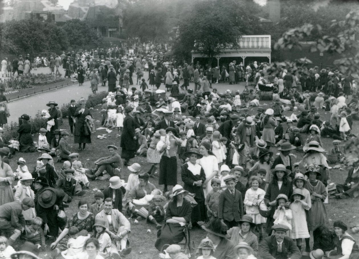 Mengder av besøkende ved London Zoo, helligdag i august, 1922 av Frederick William Bond