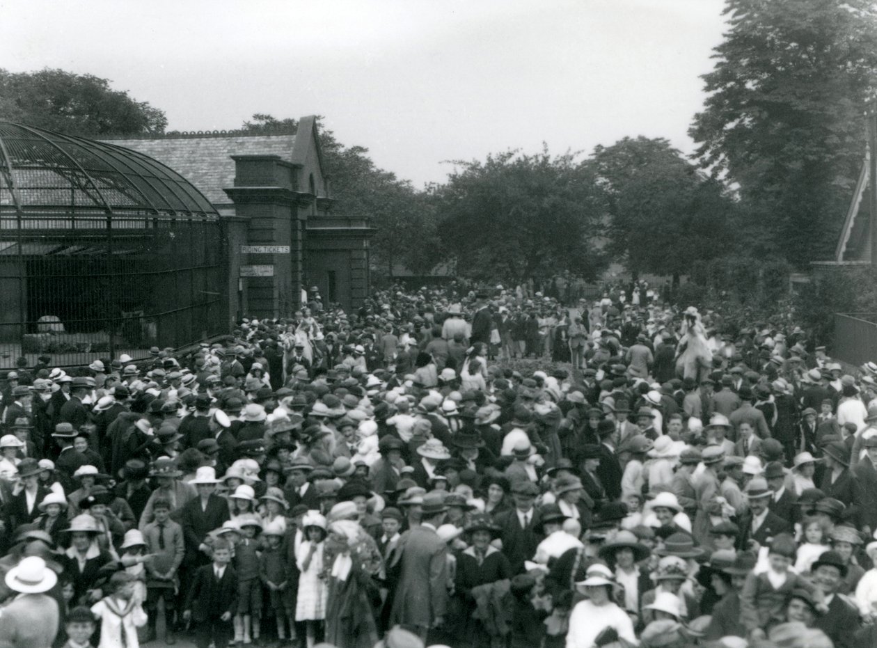Mengder av besøkende ved London Zoo, helligdag i august, 1922 av Frederick William Bond