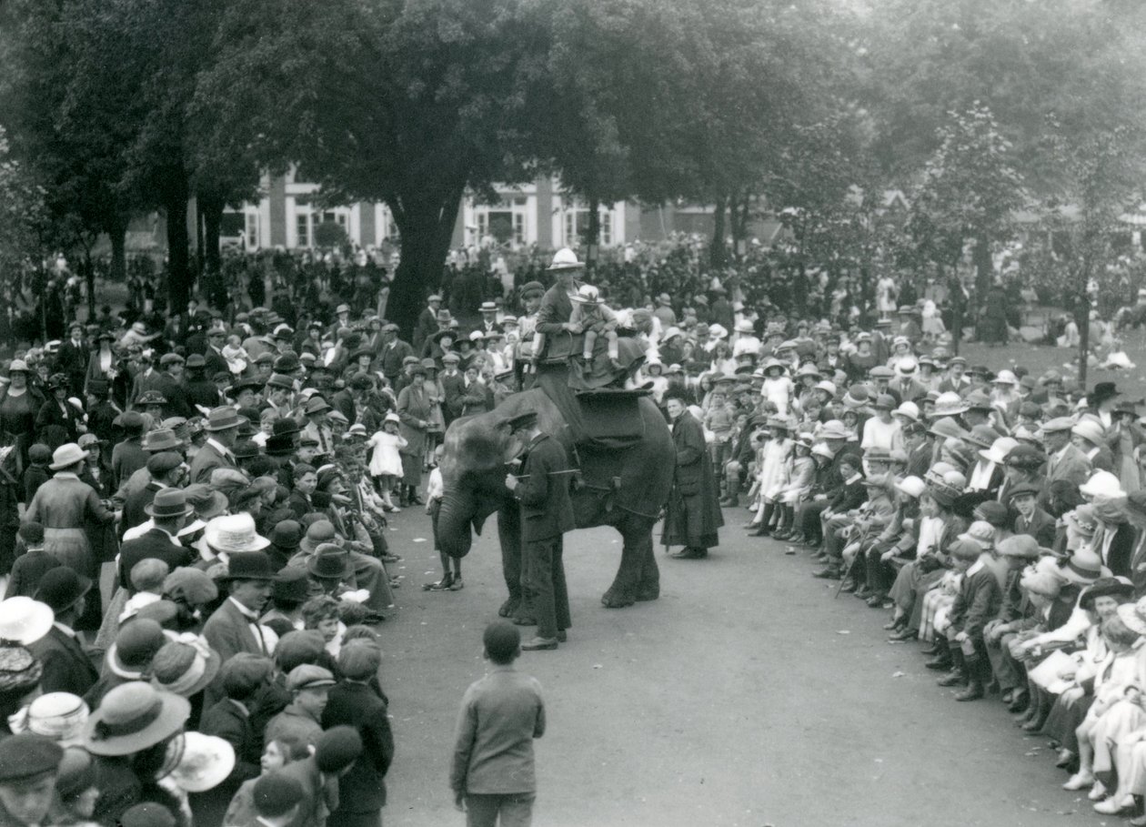 Mengder av besøkende ser på en elefanttur i London Zoo, helligdag i august, 1922 av Frederick William Bond