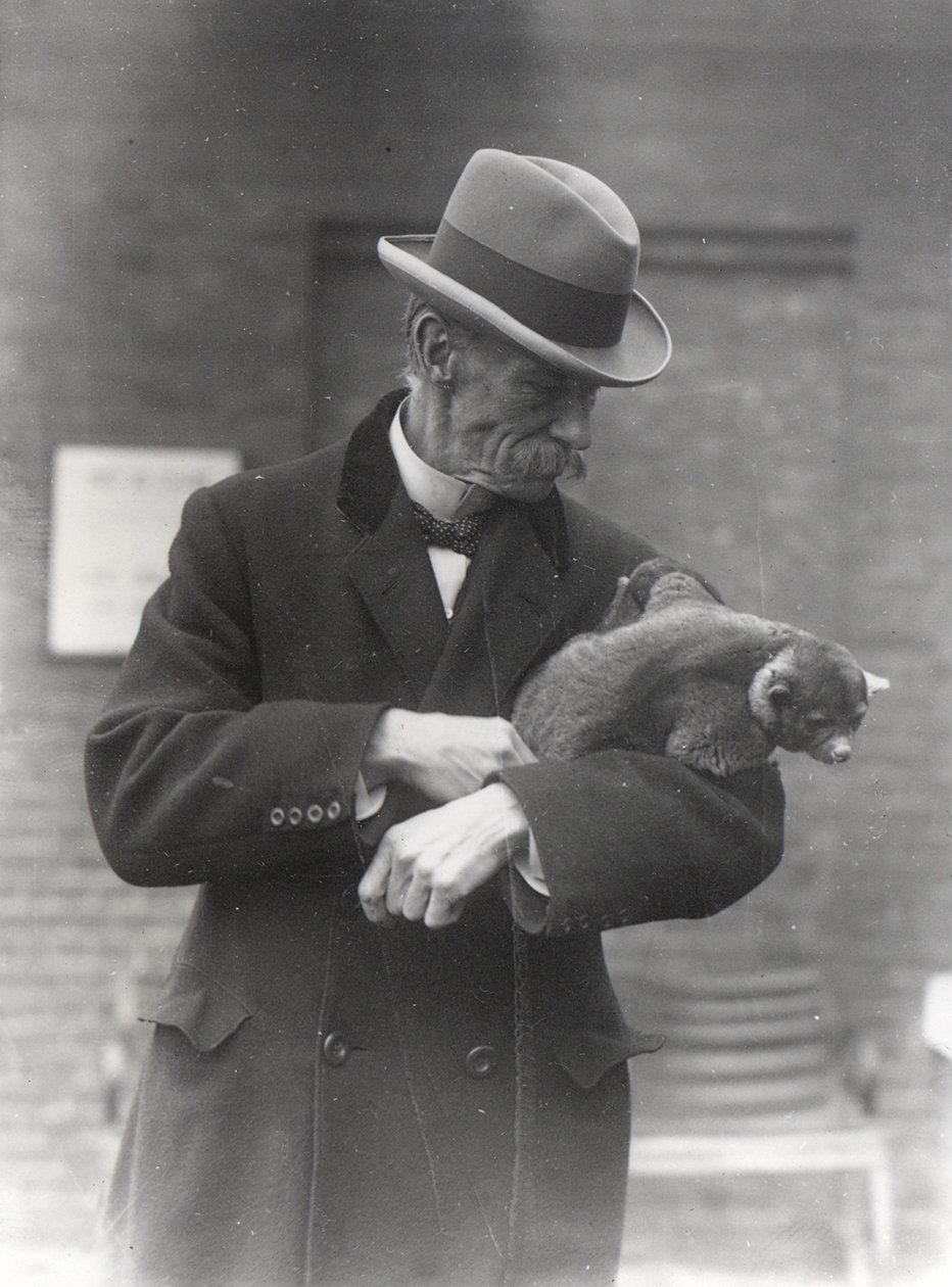 R. I. Pocock med en kinkajou av Frederick William Bond