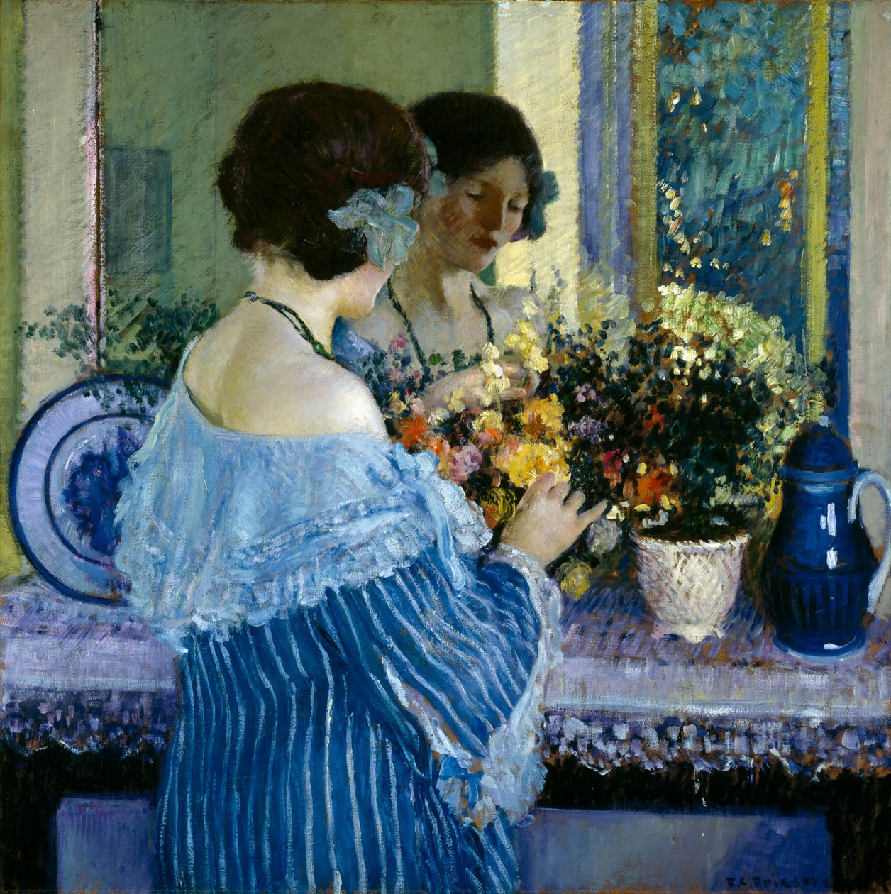 Jente i blått som arrangerer blomster av Frederick Carl Frieseke