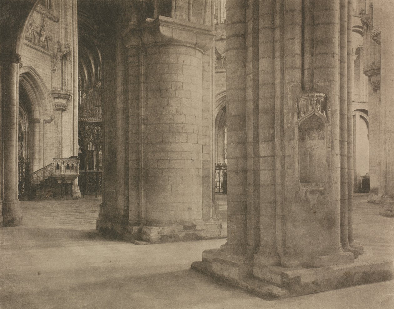Kameraarbeid: Ely Cathedral: Across Nave and Octagon, 1903. av Frederick Henry Evans