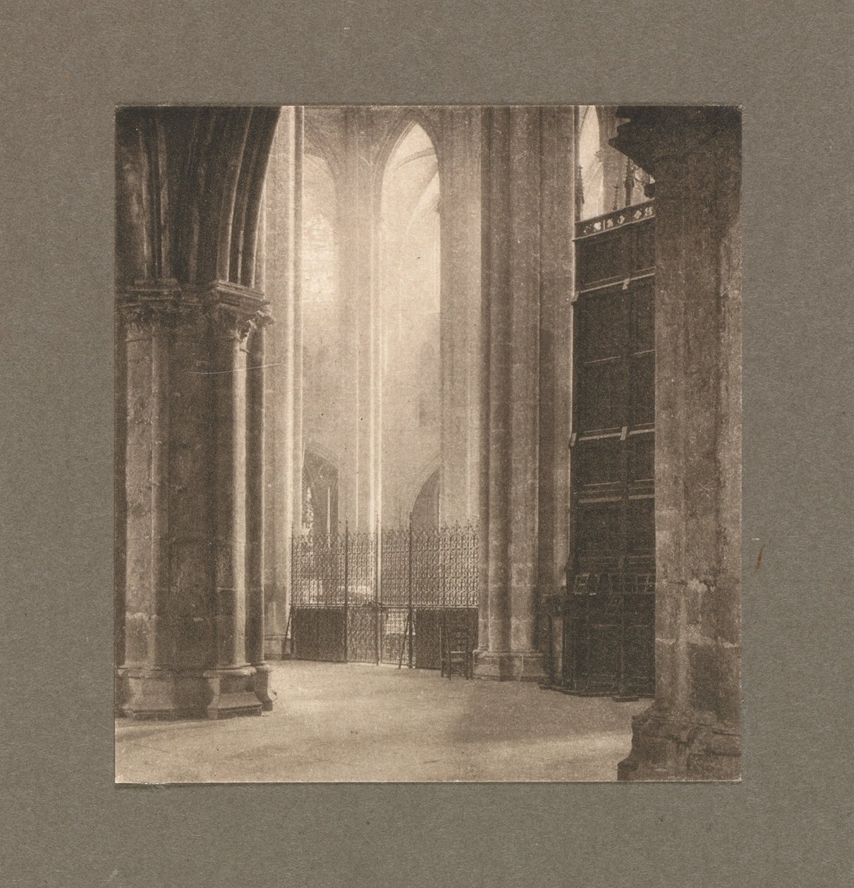 Kameraarbeid: Høyde og lys i Bourges katedral av Frederick Henry Evans
