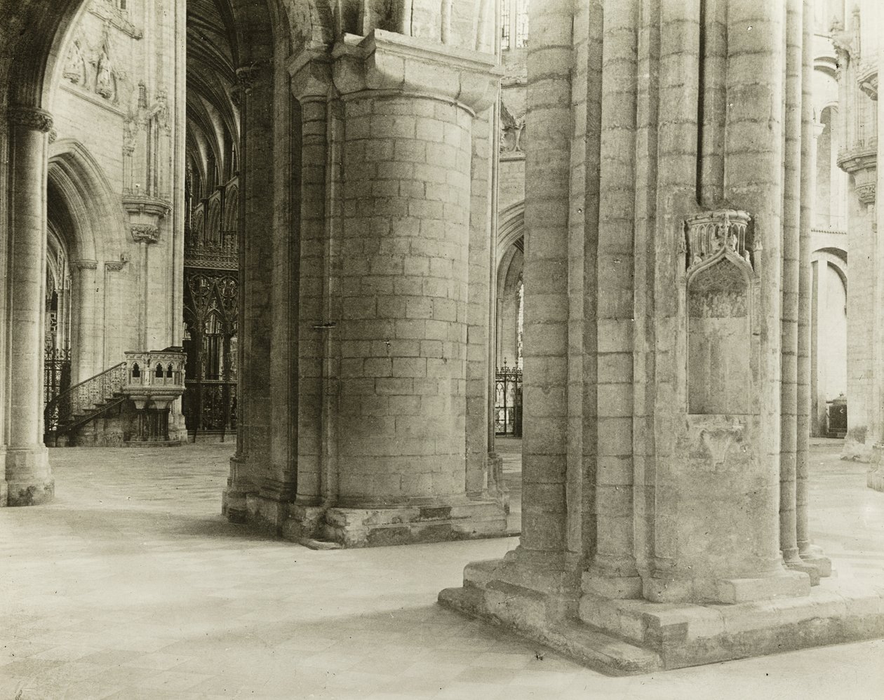 Ely Cathedral: Octagon til Choir fra North Nave Aisle av Frederick Henry Evans