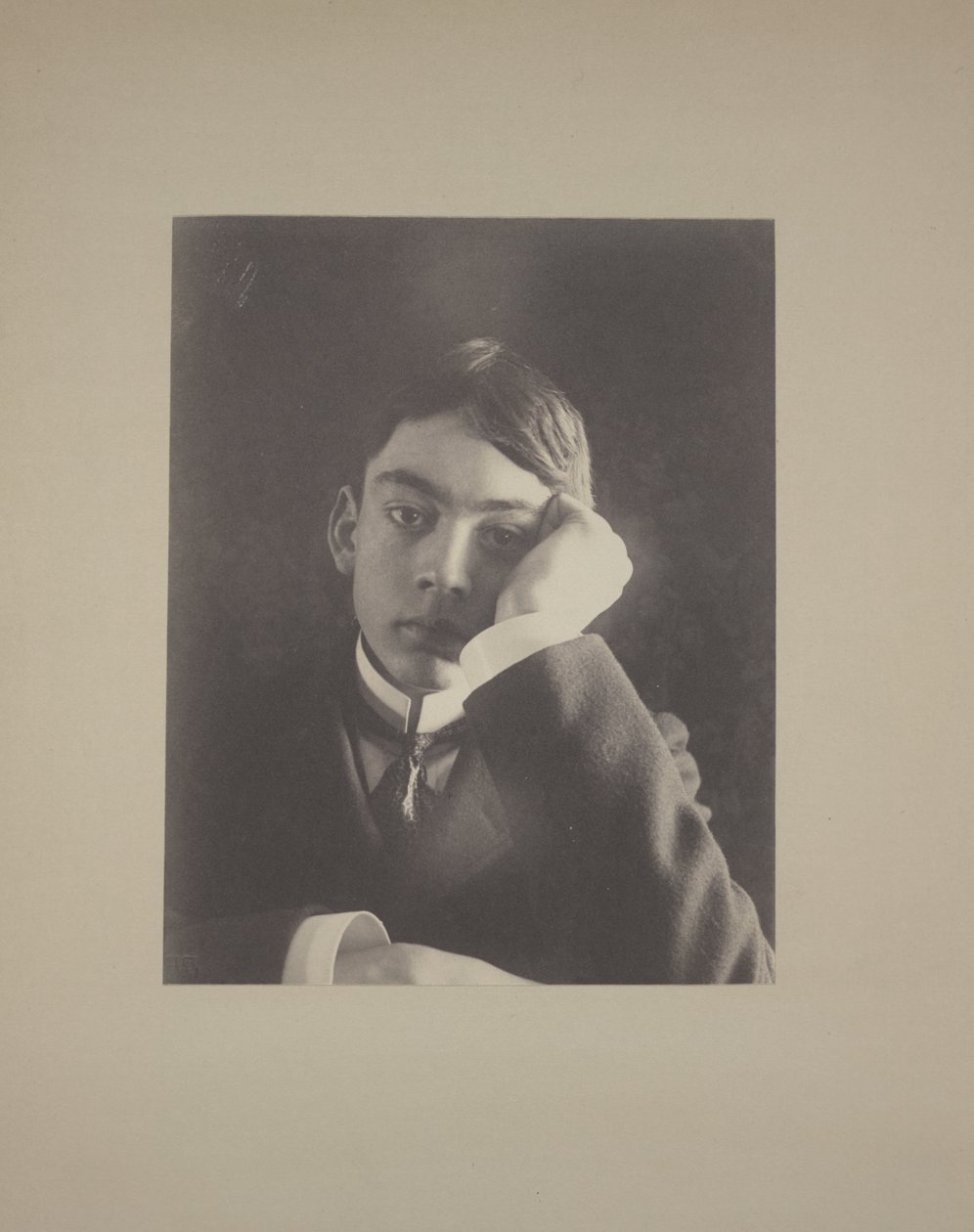 Gutt i dress med hånd mot ansikt, ca. 1896 av Frederick Holland Day