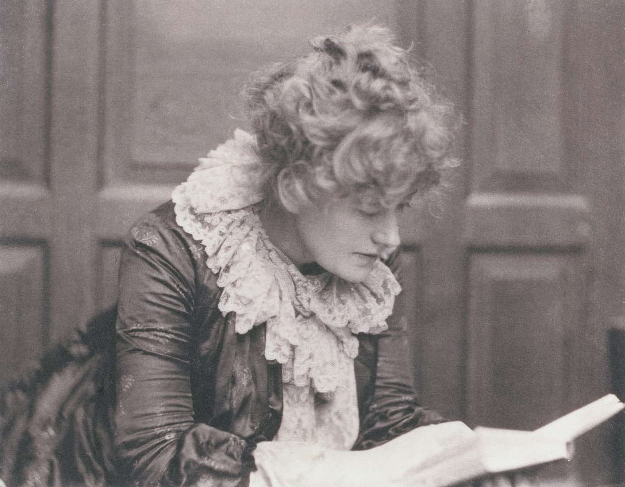 Portrettfotografi av Ellen Terry (1847-1928) som leser, av Frederick Hollyer (1837-1933) (sepiafoto) av Frederick Hollyer