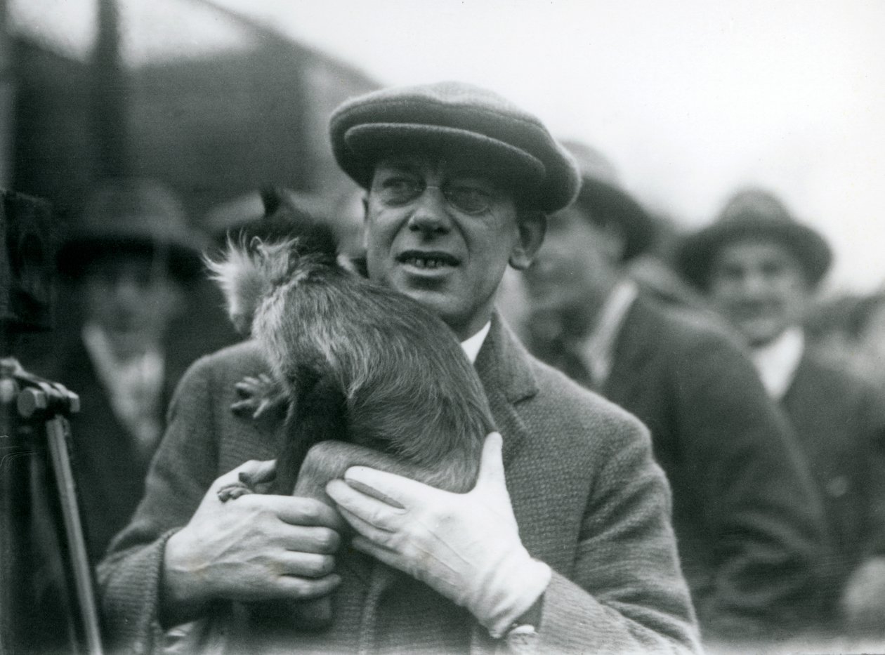 En svart-crested Mangabey, muligens fregner, med sin handler, som deltok i en ekstern sending fra London Zoo, 1925 av Frederick William Bond