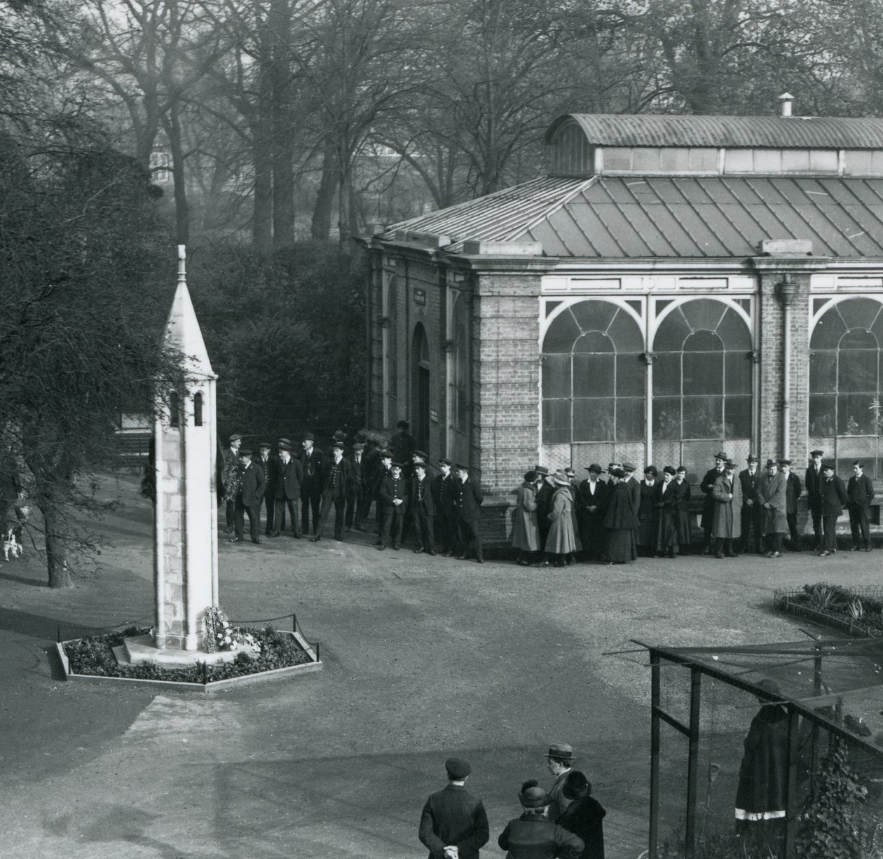 Våpenvåpendag ved War Memorial, London Zoo, 11. november 1923 av Frederick William Bond