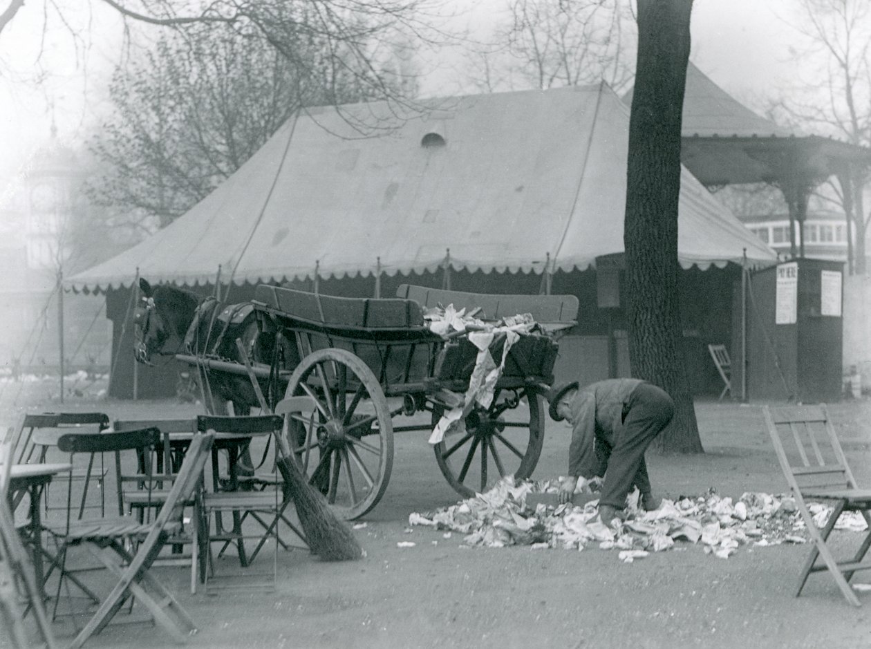 Rydder opp etter en bankferie i London Zoo i 1924 (s/hvitt-bilde) av Frederick William Bond