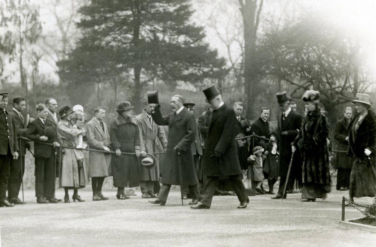 Kong George V, løfter hatten for folkemengdene foran følget sitt, under et besøk i London Zoo for å offisielt åpne akvariet, april 1924 av Frederick William Bond
