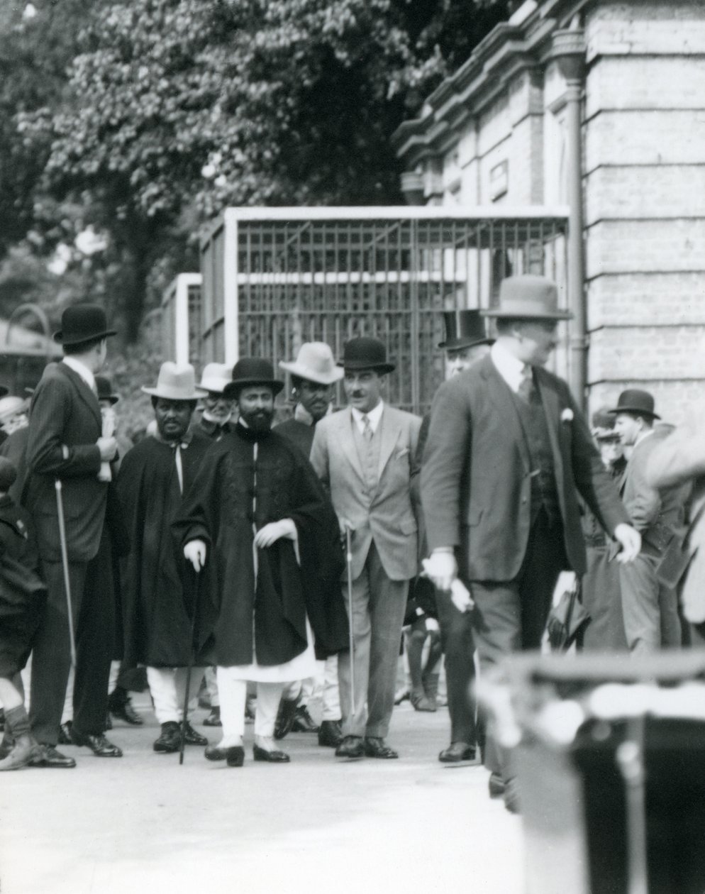 Sir Peter Chalmers Mitchell, med den etiopiske regenten Haile Selassie og hans følge, London Zoo, 1924 av Frederick William Bond