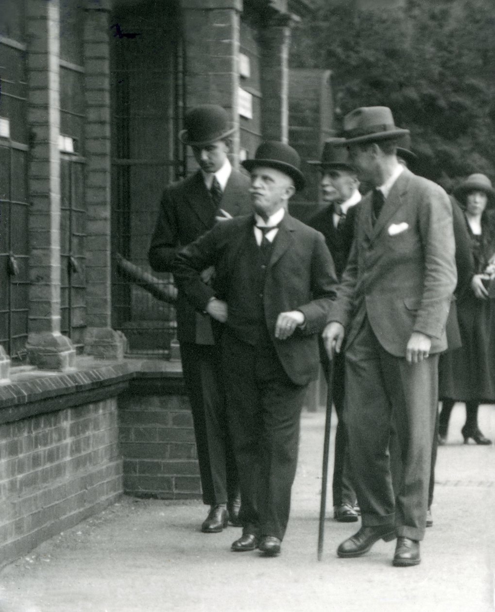 Kongen av Italia, Victor Emmanuel III, besøkte London Zoo i 1924 av Frederick William Bond