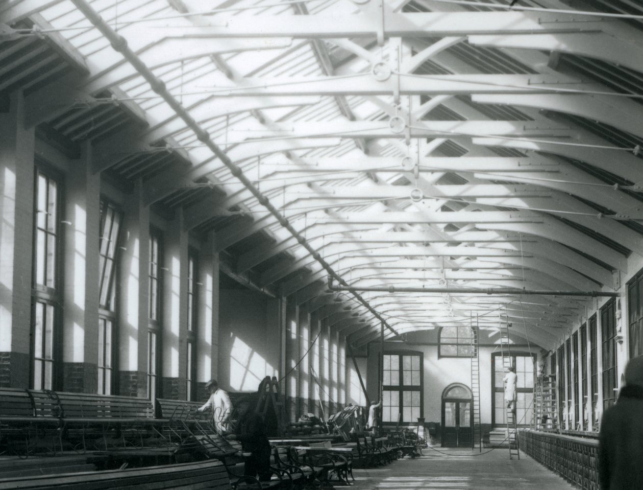 The Lion House med fem menn som arbeider med vedlikeholdet, London Zoo, 1926 av Frederick William Bond