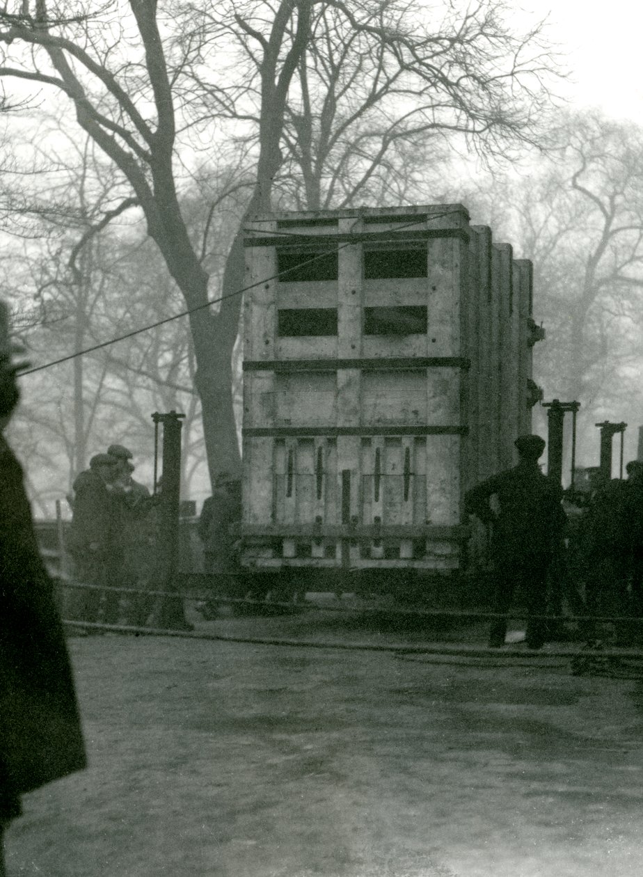 Transporterer kvinnelig asiatisk elefant Lukhi, i en trekasse, London Zoo, 1923 av Frederick William Bond