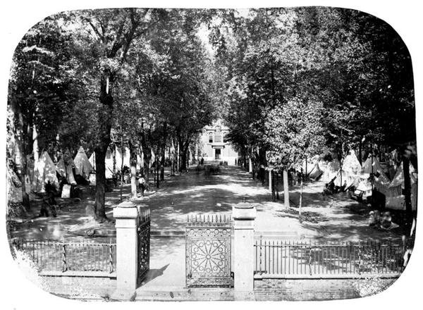 Camp Independence ved Independence Hall, ca. 1860 (s/hvitt-bilde) av Frederick de Bourg Richards