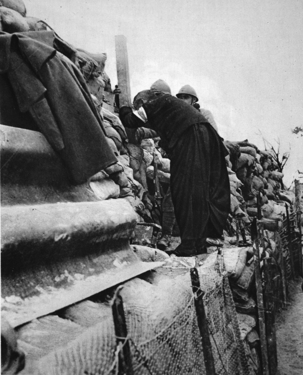 En fransk prest i linjene: en kur som tar et pip gjennom et skyttergravperiskop, illustrasjon fra The Illustrated War News, 31. januar 1917 av French Photographer