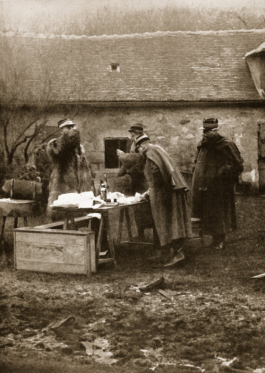 En forhastet frokost ved veikanten med general Joffre, G.C.B., ved fronten (sepia-bilde) av French Photographer