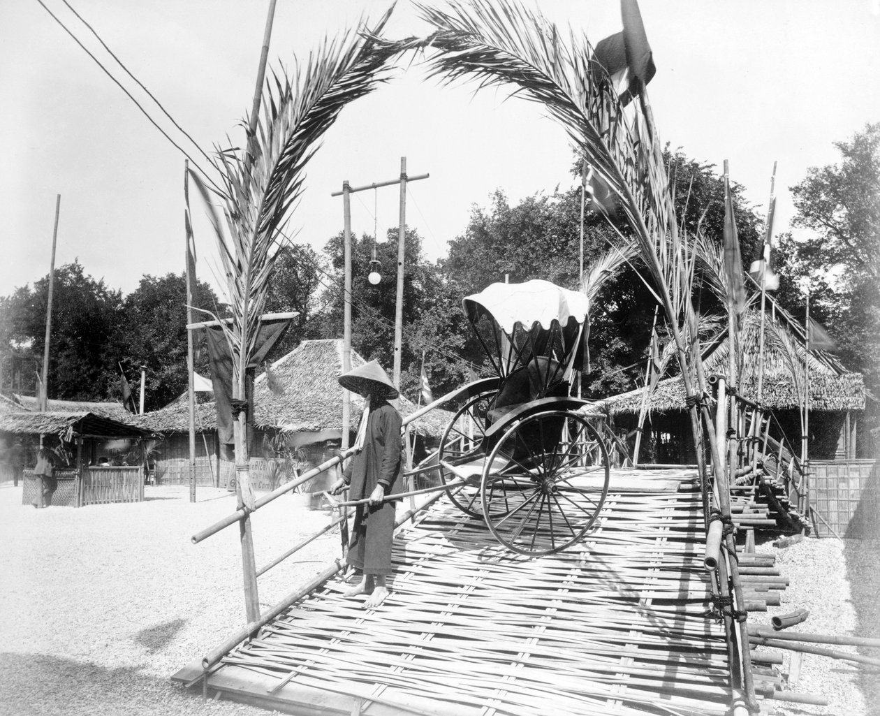 En rickshaw-sjåfør ved inngangen til Tonkin Village, Paris-utstillingen, 1889 av French Photographer