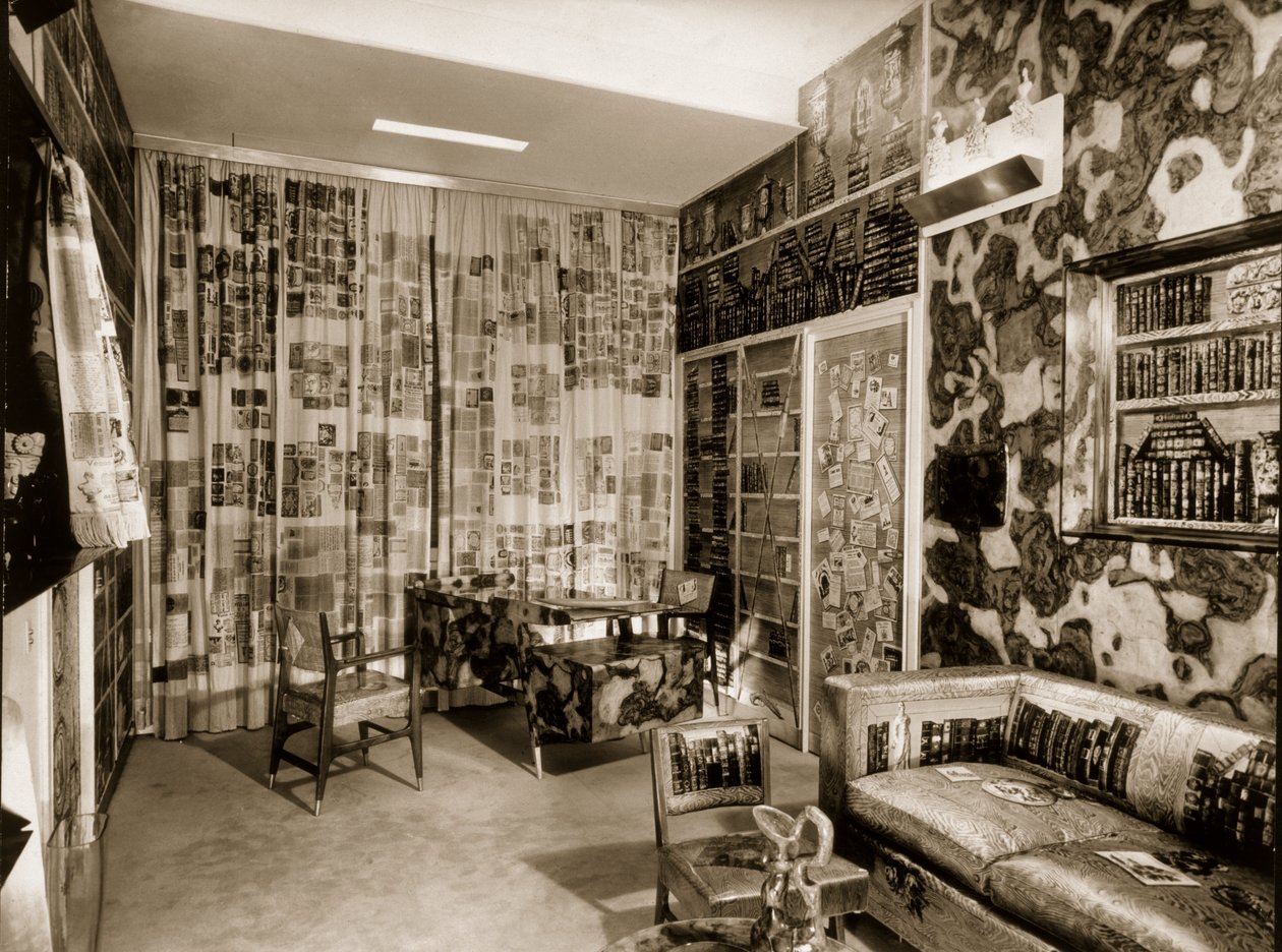 En leilighet designet av Fornasetti, 1950-tallet av French Photographer