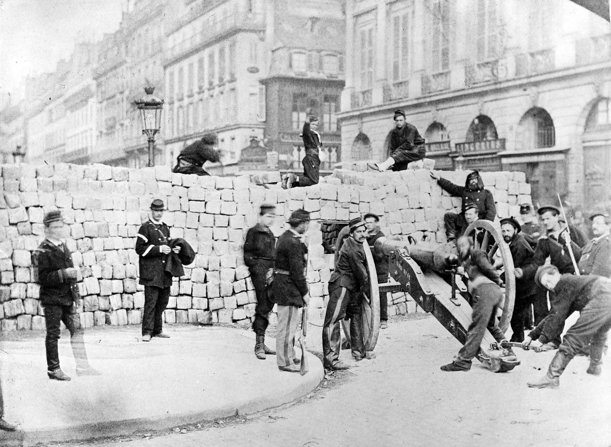 Barrikade og soldater på Place Vendôme under beleiringen av Paris, 1870 av French Photographer